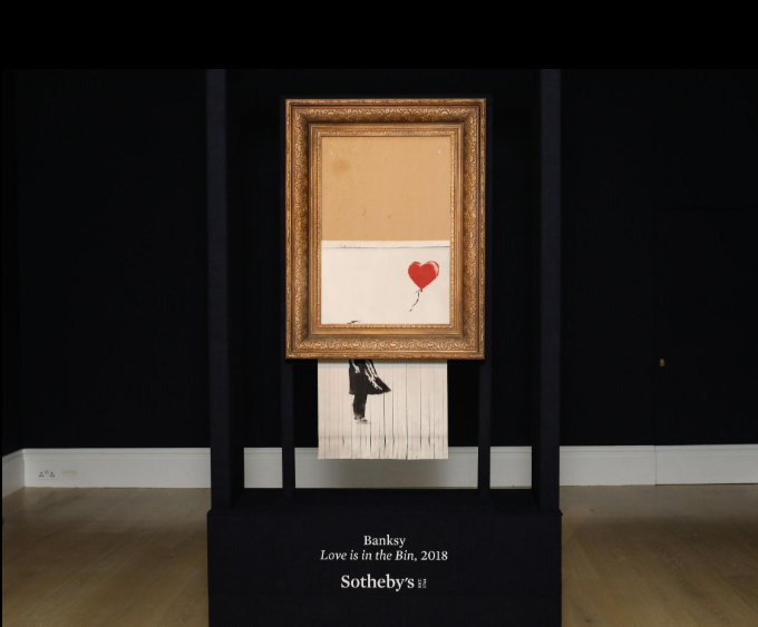 Момент самоуничтожения картины Бэнкси «Девочка с шаром» на аукционе Sotheby’s, Лондон, 2018 год