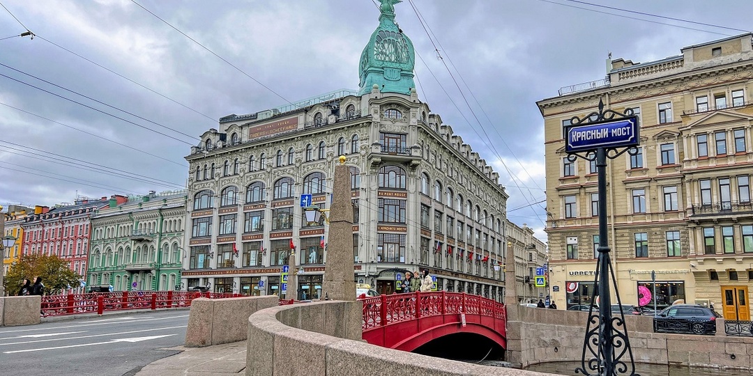 Четыре цвета Мойки: Цветные мосты Петербурга