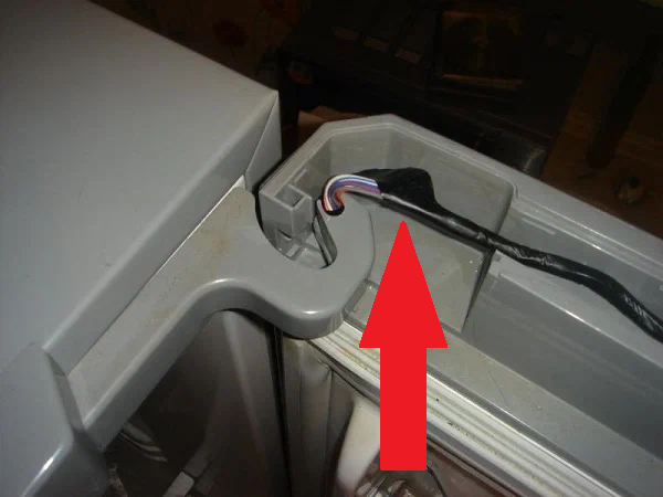 Шлейф проводов двери бытового холодильника с системой No frost