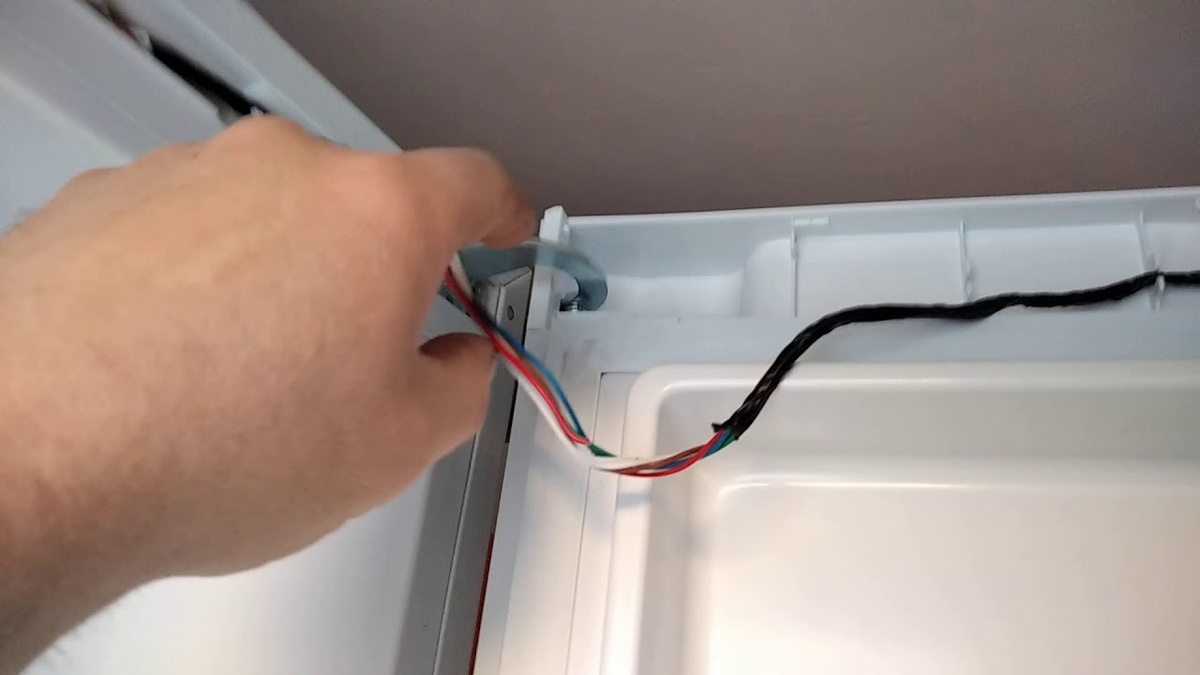 В этом месте (петля двери холодильника) чаще всего происходит обрыв/перетирание проводов