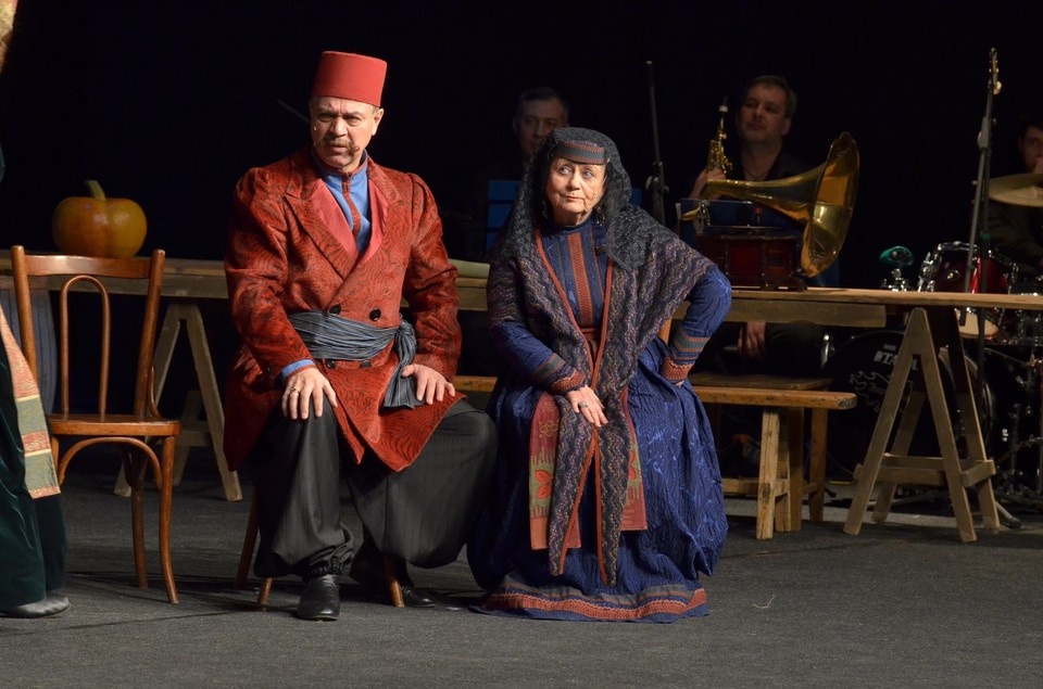    Людмила исполняет роль Бабушки Ануш — уморительной, ворчливой, но доброй и любящей. Фото: Минкульт Самарской области.