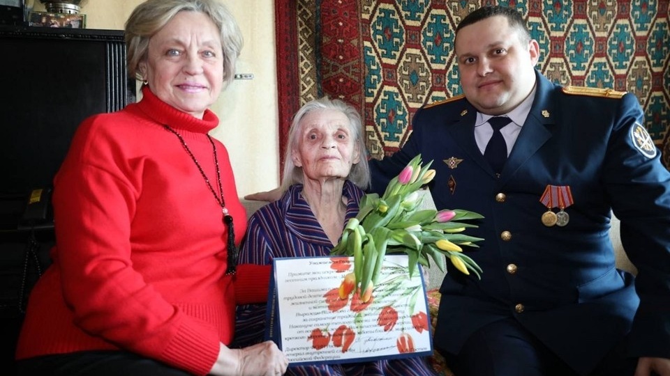 В Нижнем Тагиле с 8 Марта поздравили 99-летнюю труженицу тыла и ветерана ГУФСИН