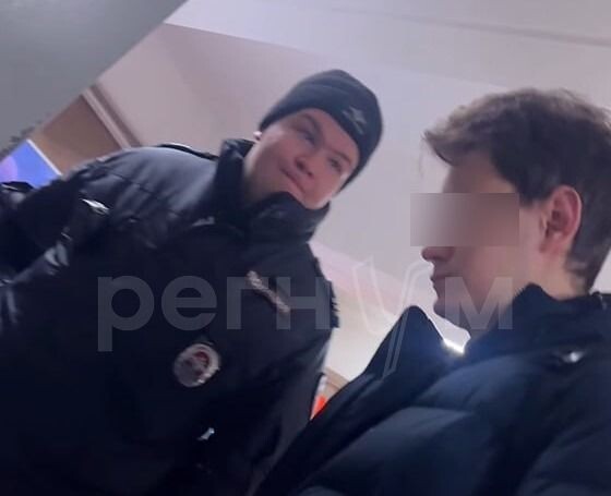    Полиция задерживает агрессивного мужчину (справа) / Источник: Социальные сети