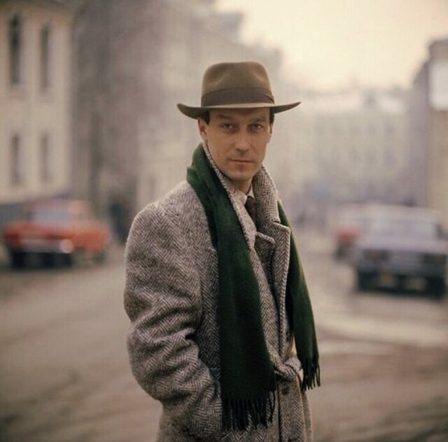 Олег Янковский. Кадр из фильма "Шляпа" по сценарию Виктории Токаревой, 1981 год.