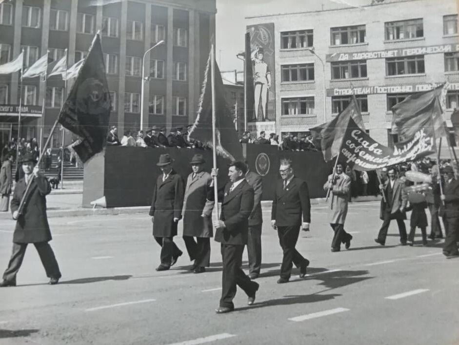 г. Белебей. Работники ОМЗ на первомайской демонстрации. 1975 год.