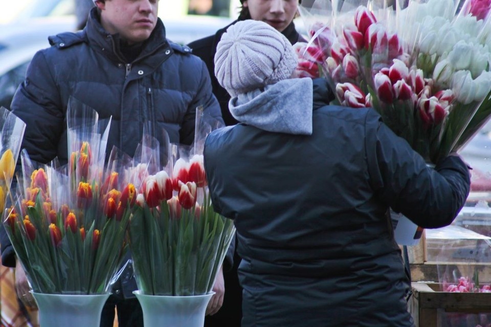    81-летняя уличная цветочница рассказала, кто и зачем выкупает ее товар подчистую. Кристина БРАЖНИКОВА