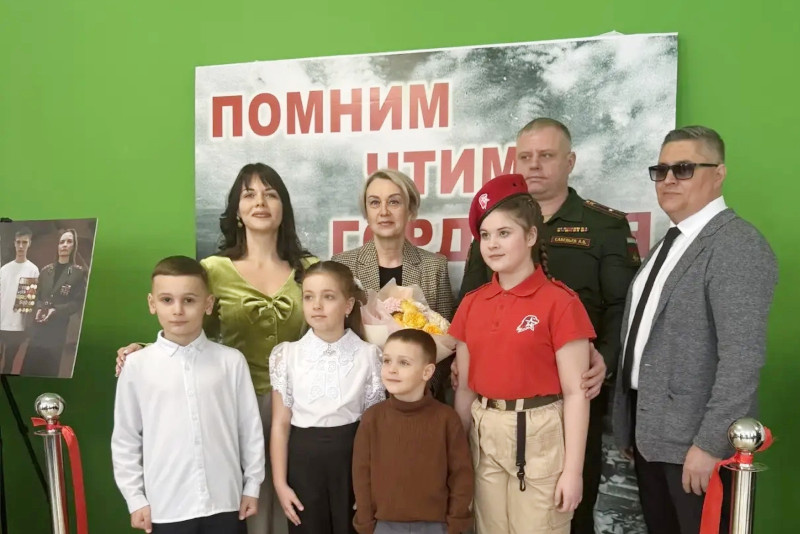    Фотография на память с родственниками В.П. Колмычкова (фото: Анастасия Шпаковская (группа «Китель Победы» https://vk.com/id1023399671)