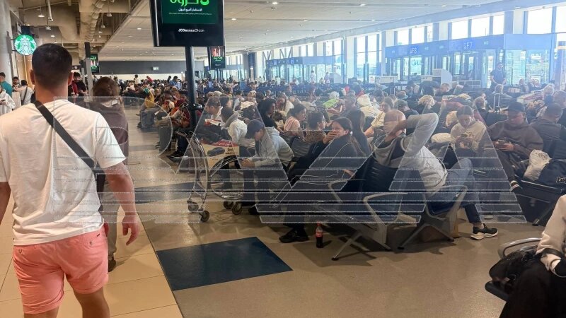     Российские туристы в аэропорту Дубая. Baza