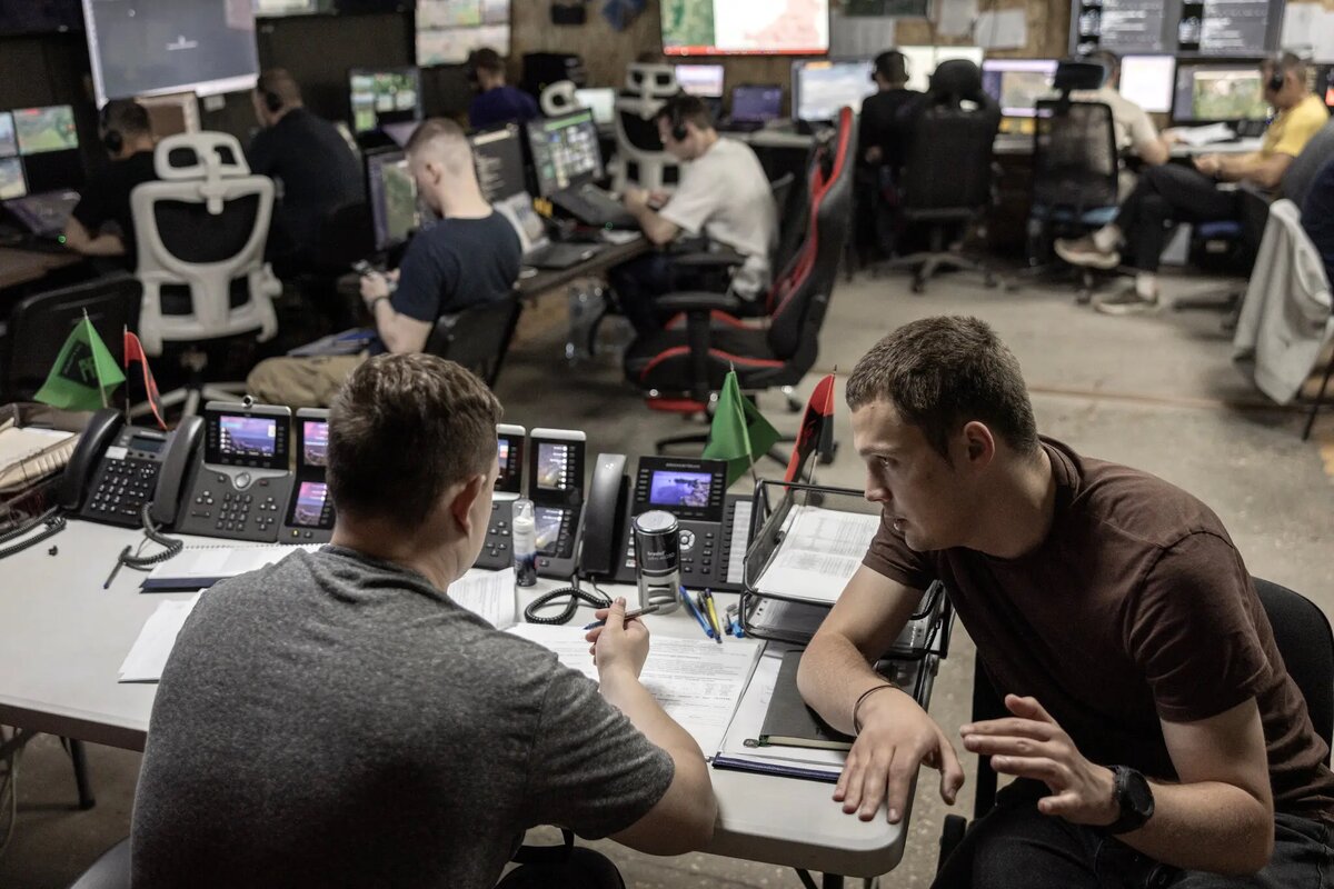 Солдаты бригады «Хартия» дежурят в подземном командном центре на северо-востоке Украины.Кредит...Финбарр О'Рейли, The New York Times