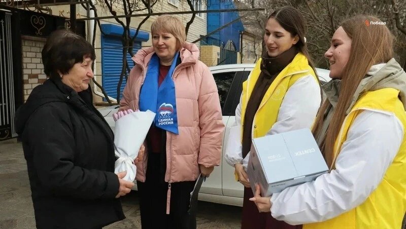    Женщин, которые не смогли присутствовать на встречах, поздравили на дому Фото: Пресс-служба «Единой России»