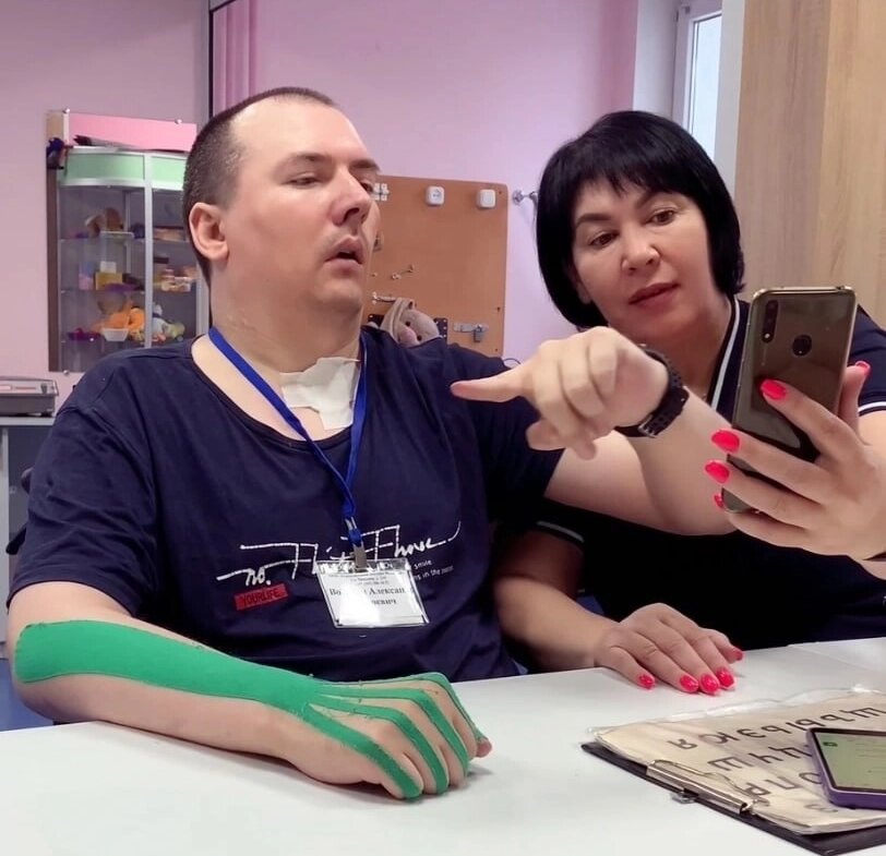    Эрготерапия: важно заново научиться пользоваться телефоном. Фото: Из личного архива