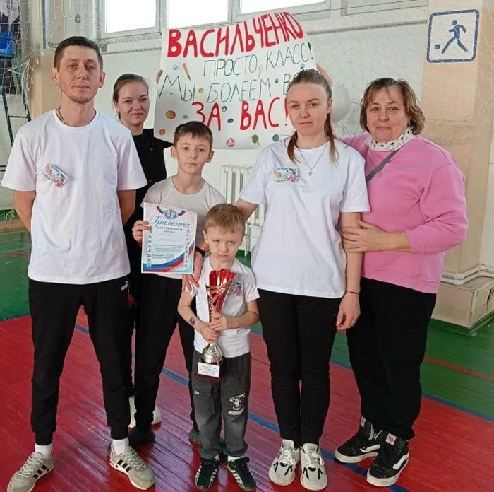    Победители муниципального конкурса «Папа, мама, я - спортивная семья» из команды «Ну, погоди!» детского сада № 12 - семья Васильченко: папа Юрий Александрович, мама Ольга Алексеевна с сыном-дошкольником Романом, старшим сыном Артемом, бабушкой Анной Викторовной и воспитателем А. Ю. Олейниковой. Редакция газеты "Наш край"