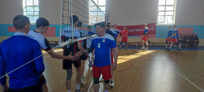      Спорт объединяет: соперники жмут друг другу руки. Позади — битва за мяч, впереди — новые встречи на волейбольной площадке. Редакция газеты "Наш край"