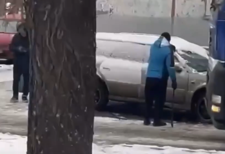 "Мы сказали здесь будет наш киоск": Приезжие взяли ломики и пришли на разговор с местными жителями