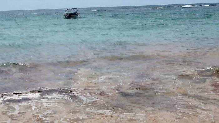 Разлив мазута от иранского удара добрался до курортов Шри-Ланки. Обложка © Telegram / Mash