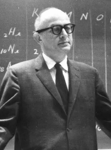 Соломон Аш (1907–1996) — выдающийся американский психолог, один из основателей современной социальной психологии. Он наиболее известен своими исследованиями конформизма, которые показали, как сильно мнение группы влияет на решения отдельного человека. 