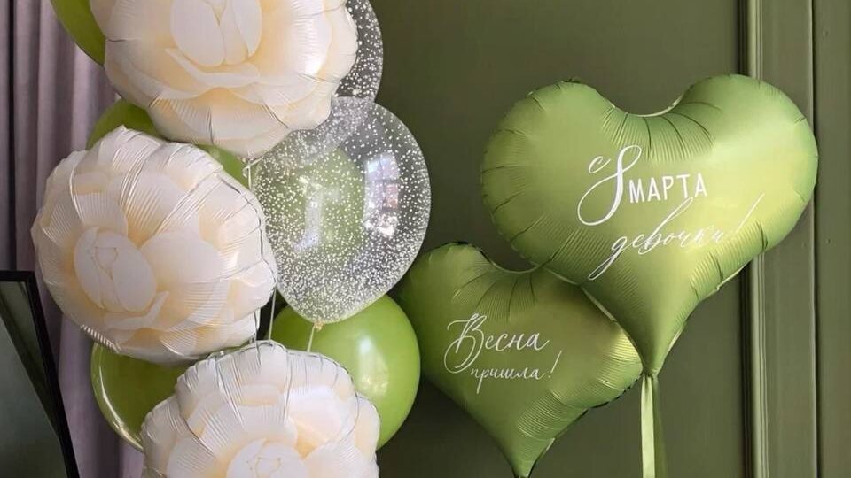 ФОНТАН ИЗ ВОЗДУШНЫХ ШАРОВ И ДВА СЕРДЦА НА 8 МАРТА