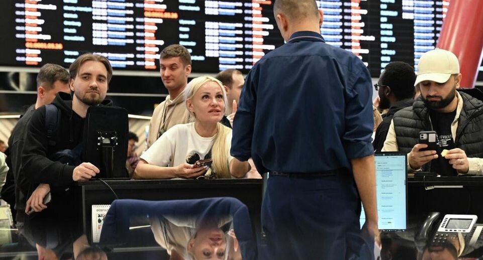 В аэропорту Дубая возникли длинные очереди на регистрацию и сдачу багажа