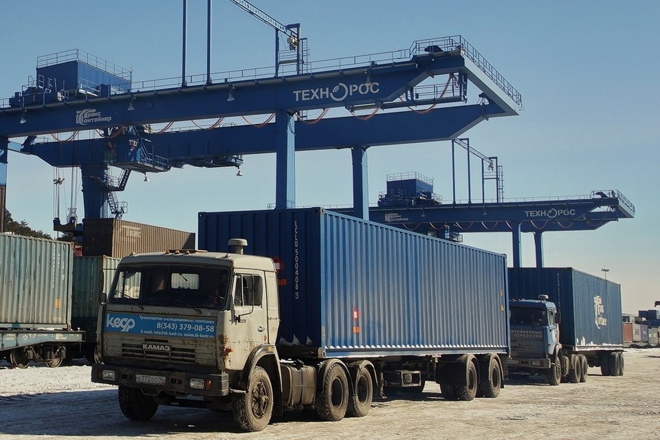    Контейнер слетел с полуприцепа грузовика на улице Фасадной в Новосибирске. Алексей БУЛАТОВ