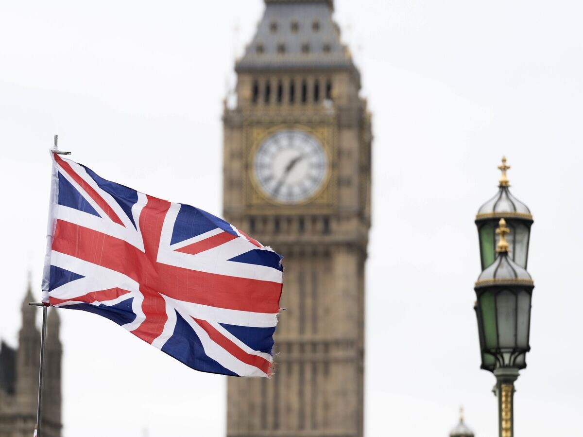    Флаг Великобритании на фоне Вестминстерского дворца в Лондоне | © РИА Новости / Алекс Макнотон