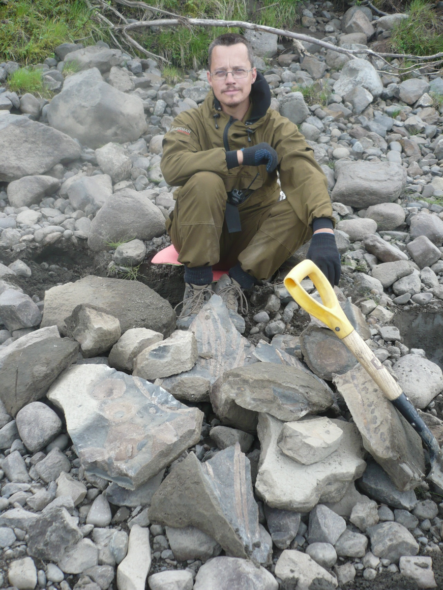 Михаил Рогов рядом со скелетом ихтиозавра, найденным в ходе полярной экспедиции 2015 года (фото Ф.А. Триколиди)