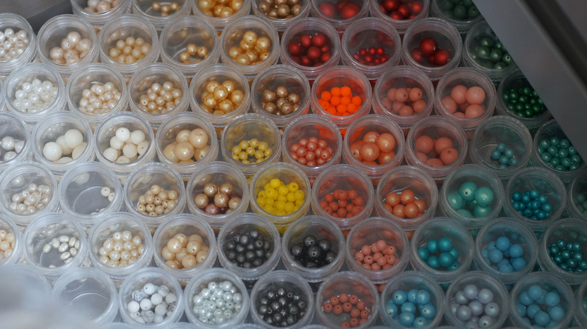 Часть моих запасов искусственного жемчуга. Это имитация натурального жемчуга, созданная на основе хрусталя (часто — австрийского) с нанесением специального покрытия. Идеальная форма, стойкие покрытия и широкая палитра - ключевые особенности данного материала