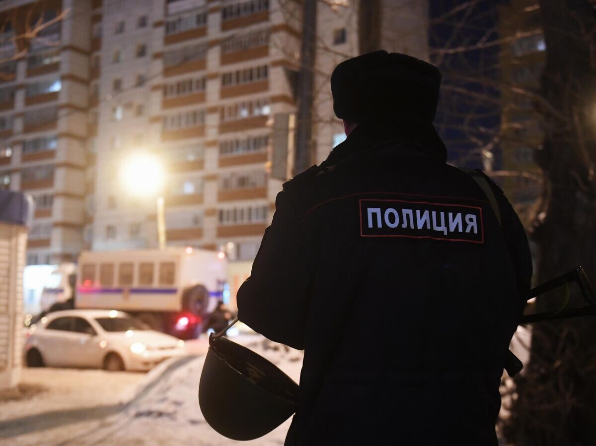   Сотрудник правоохранительных органов у одного из жилых домов | © РИА Новости / Максим Богодвид