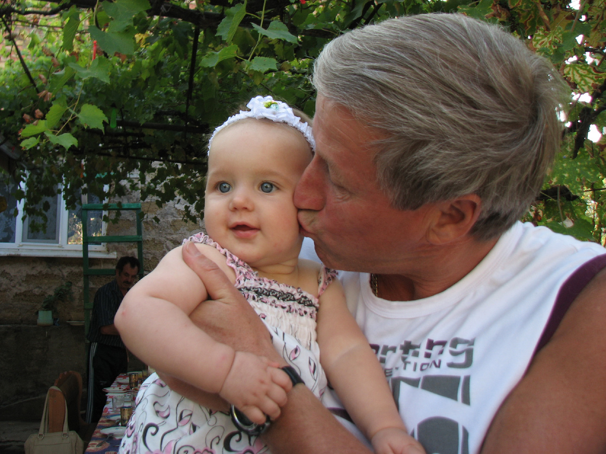 Автор с любимой московской внучкой Сашей... Сейчас она уже большая девица!