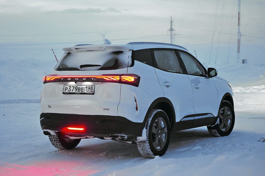 Единственное внешнее отличие полноприводного Tenet T4 от переднеприводного — шильдик AWD на крышке багажника.