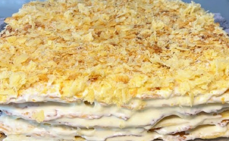 Наполеон за 20 минут: быстрый торт с идеально хрустящими коржами и невероятно нежным кремом