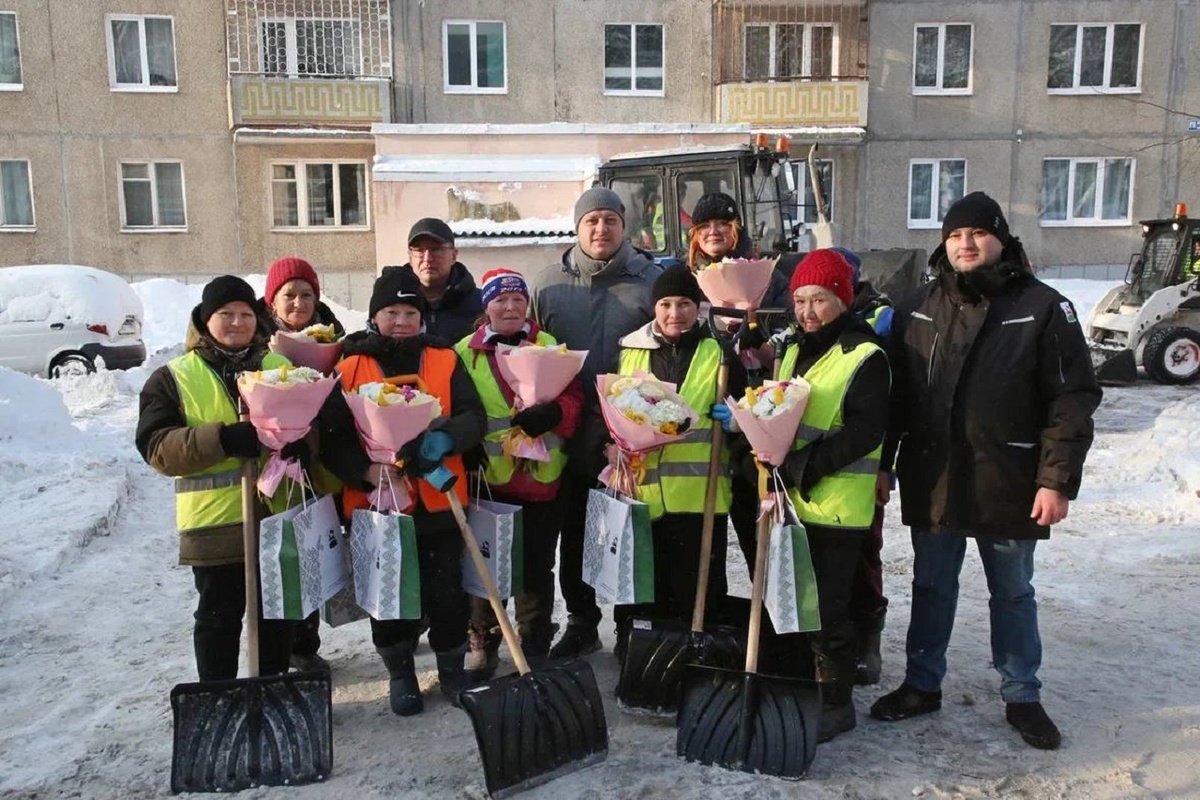    Мэр Уфы Ратмир Мавлиев лично поздравил женщин-дворников с 8 Марта