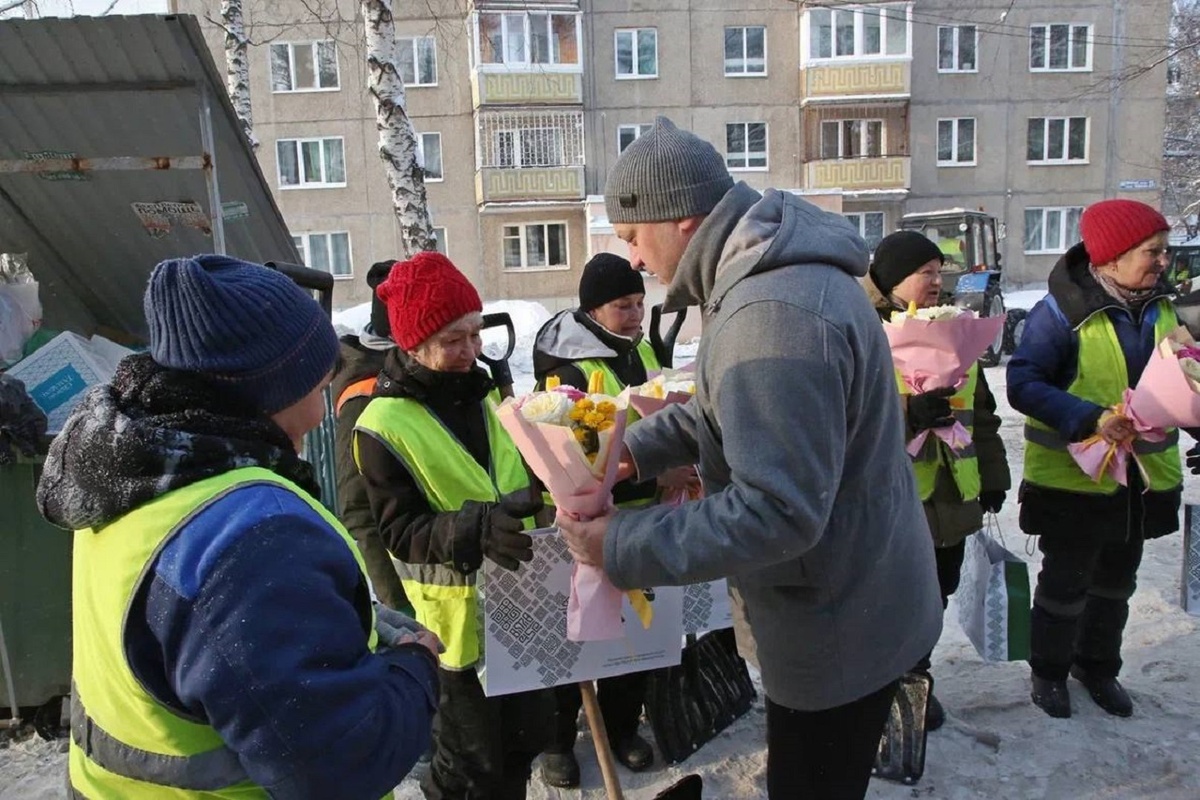    Мэр Уфы Ратмир Мавлиев лично поздравил женщин-дворников с 8 Марта