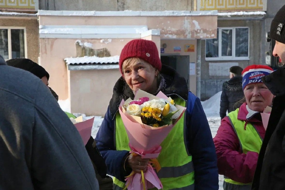    Мэр Уфы Ратмир Мавлиев лично поздравил женщин-дворников с 8 Марта