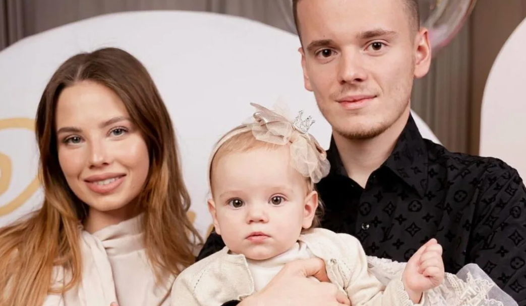 Арсений Шульгин с женой Лианой Волковой и их ребёнком.