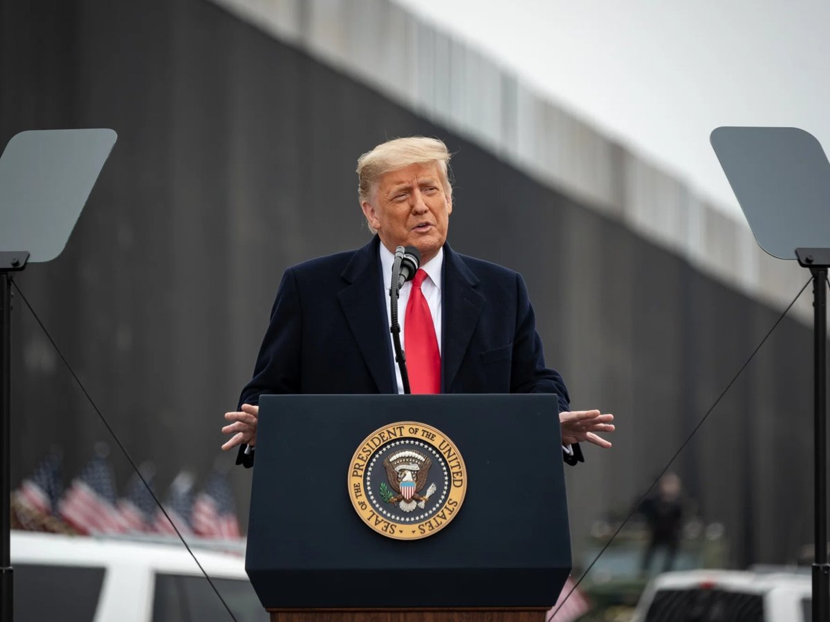    Трамп заявил, что Иран якобы сдался странам Ближнего Востока, отказавшись от ударов по ним