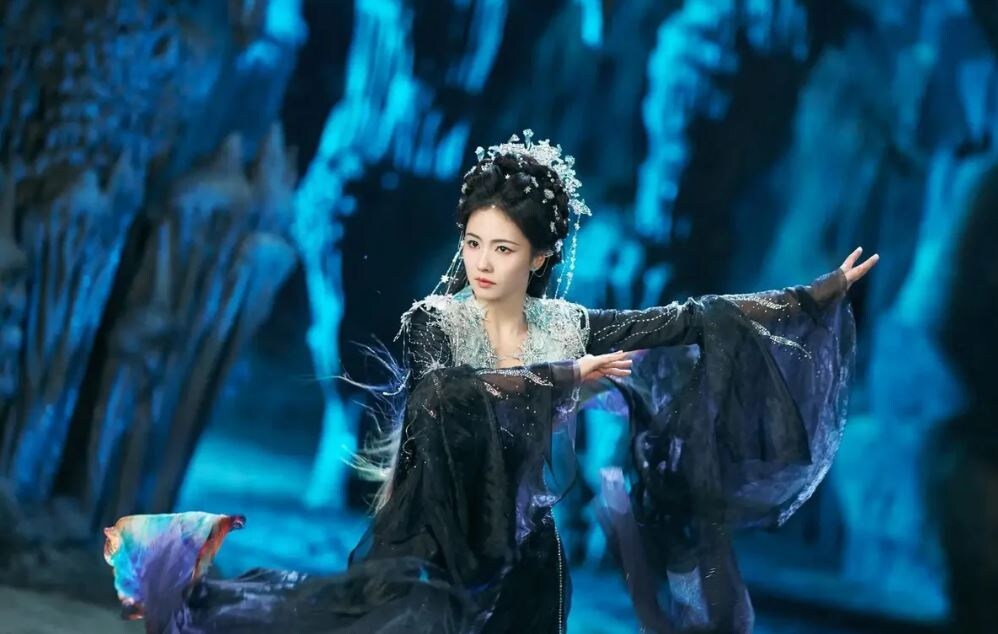 Кадр из сериала «В погоне за луной» 2025