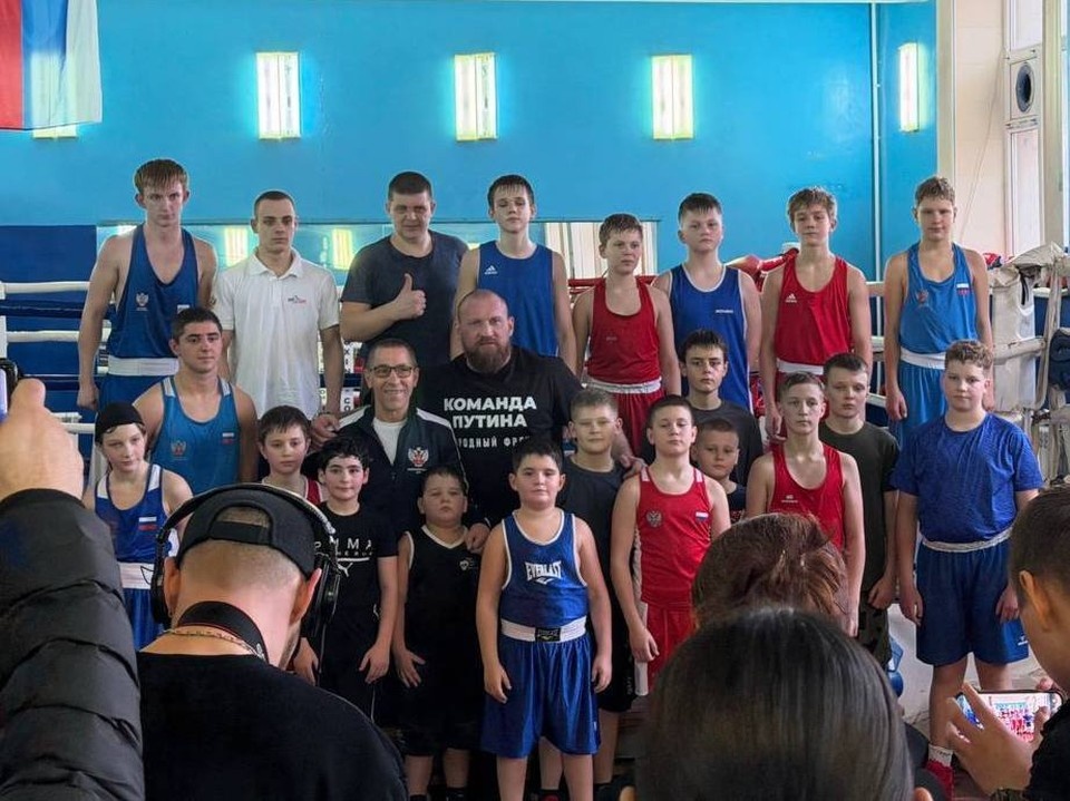    Боксер провел мастер-класс для молодых спортсменов. Фото - министерство спорта ЛНР