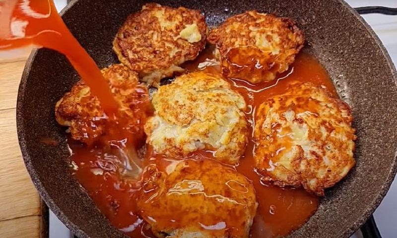 Куриные котлеты, которые тают во рту: идеальный рецепт с томатной подливой, чтобы сделать ужин по-настоящему домашним