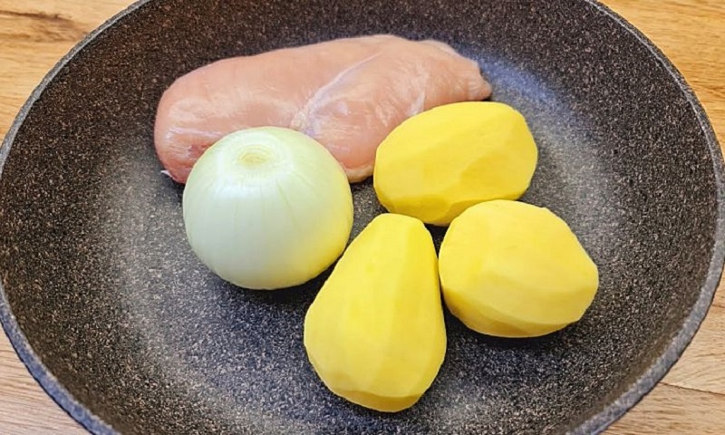 Куриные котлеты, которые тают во рту: идеальный рецепт с томатной подливой, чтобы сделать ужин по-настоящему домашним