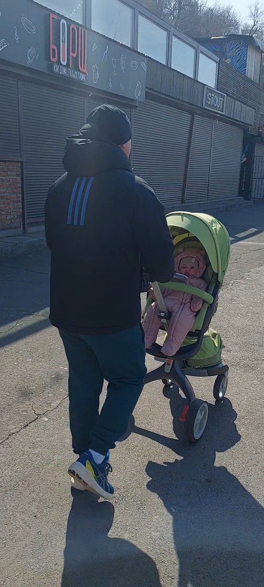 Нам холод нипочём, идём купаться в море 🌊 