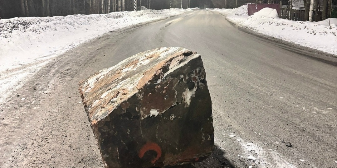 Упавший с камневоза камень только чудом не убил людей в Петрозаводске