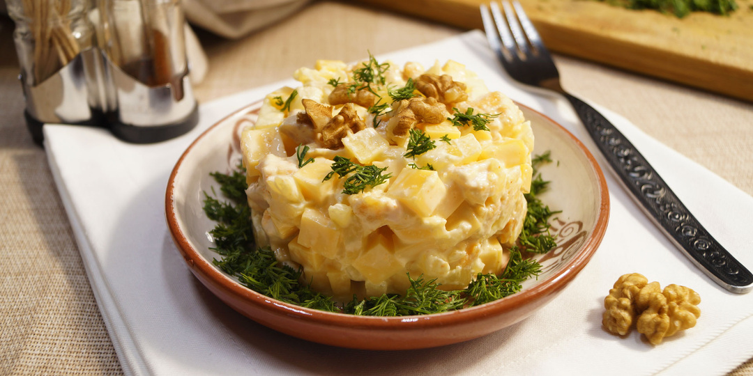 САЛАТ С КУРИЦЕЙ. Рецепт салата с курицей. Салат с ананасом и курицей. Вкусный салат на праздничный стол