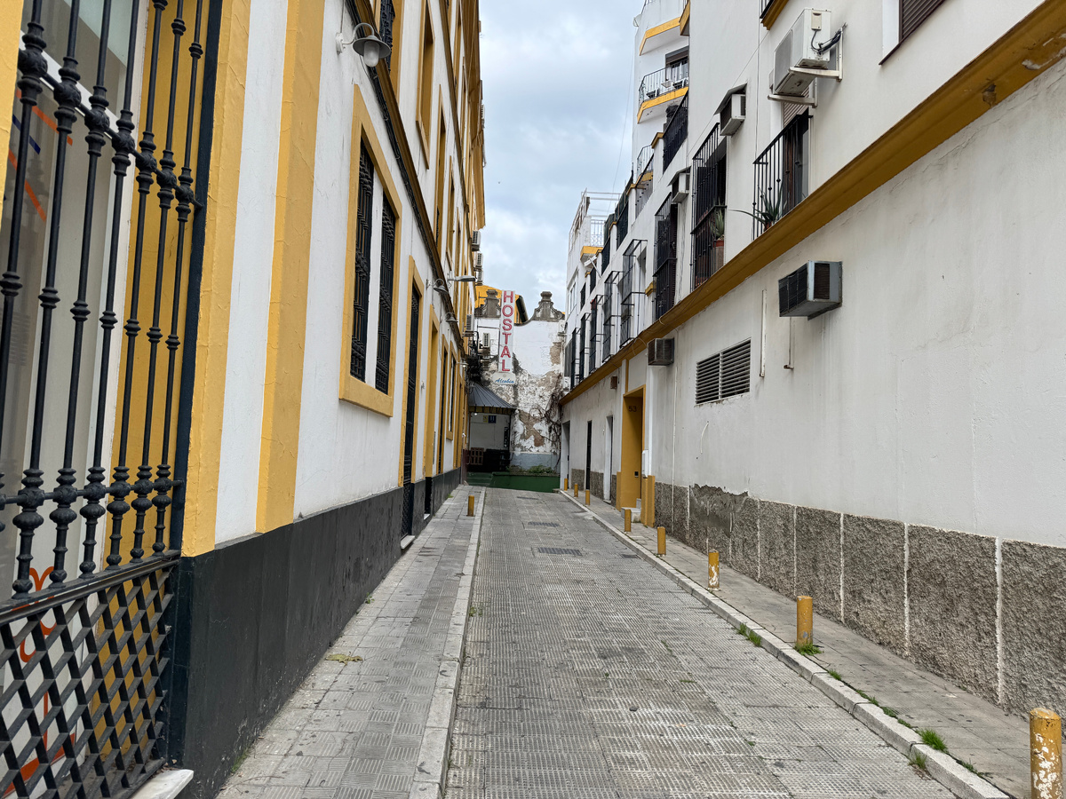 Вон там в конце вход в наш "отель"