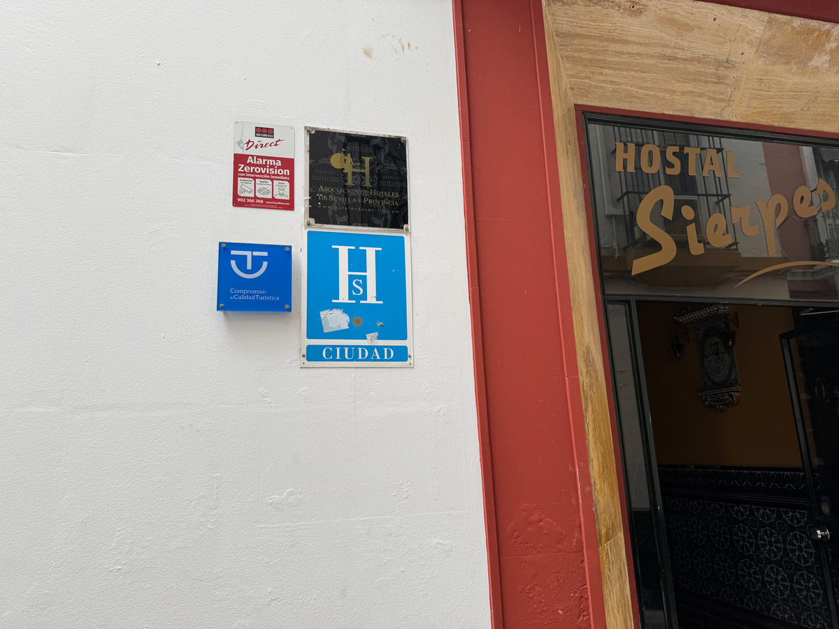 Hostal по-испански, это не хостел. Это именно отель с отдельными комнатами со всеми удобствами. Хостел будет alberge