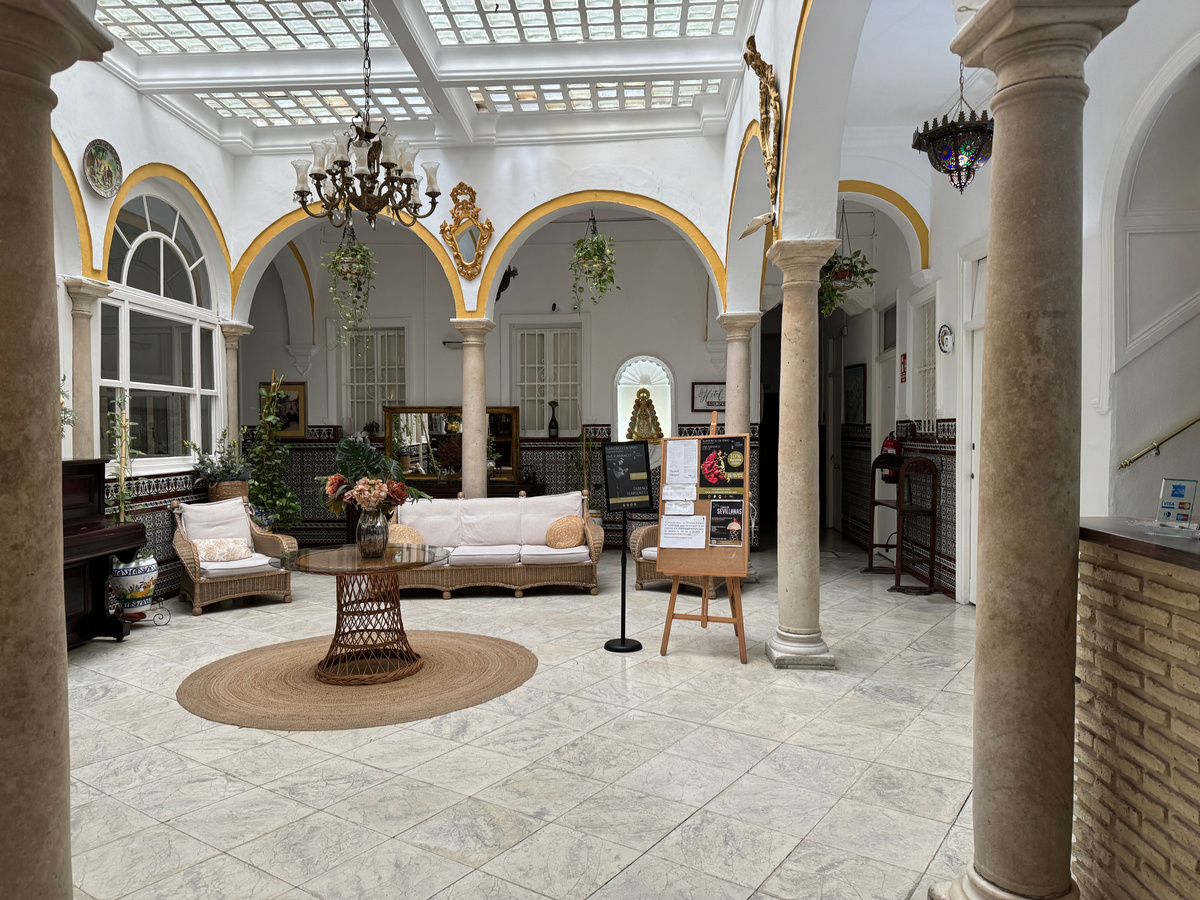 Это холл той гостиницы, вывеску которой вы видели на предыдущем фото 