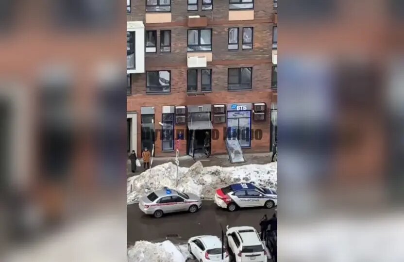 Кадры разрушенного взрывом отделения банка ВТБ в Путилково