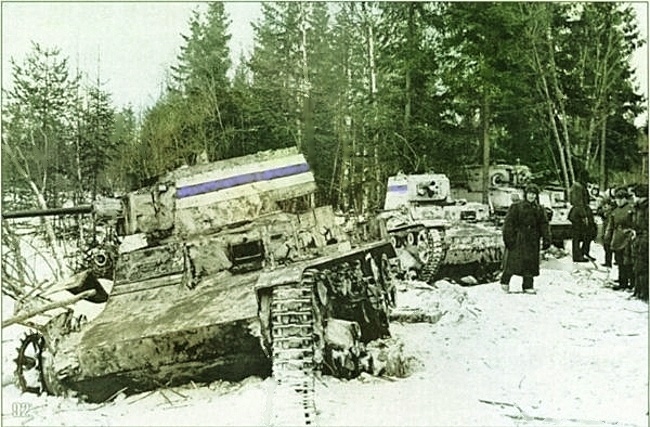 Финские «Виккерсы», подбитые в бою 26 февраля 1940 года в районе Хонканиеми (Лебедевка). На заднем плане - Т-28 советской 20-й тяжелой танковой бригады.