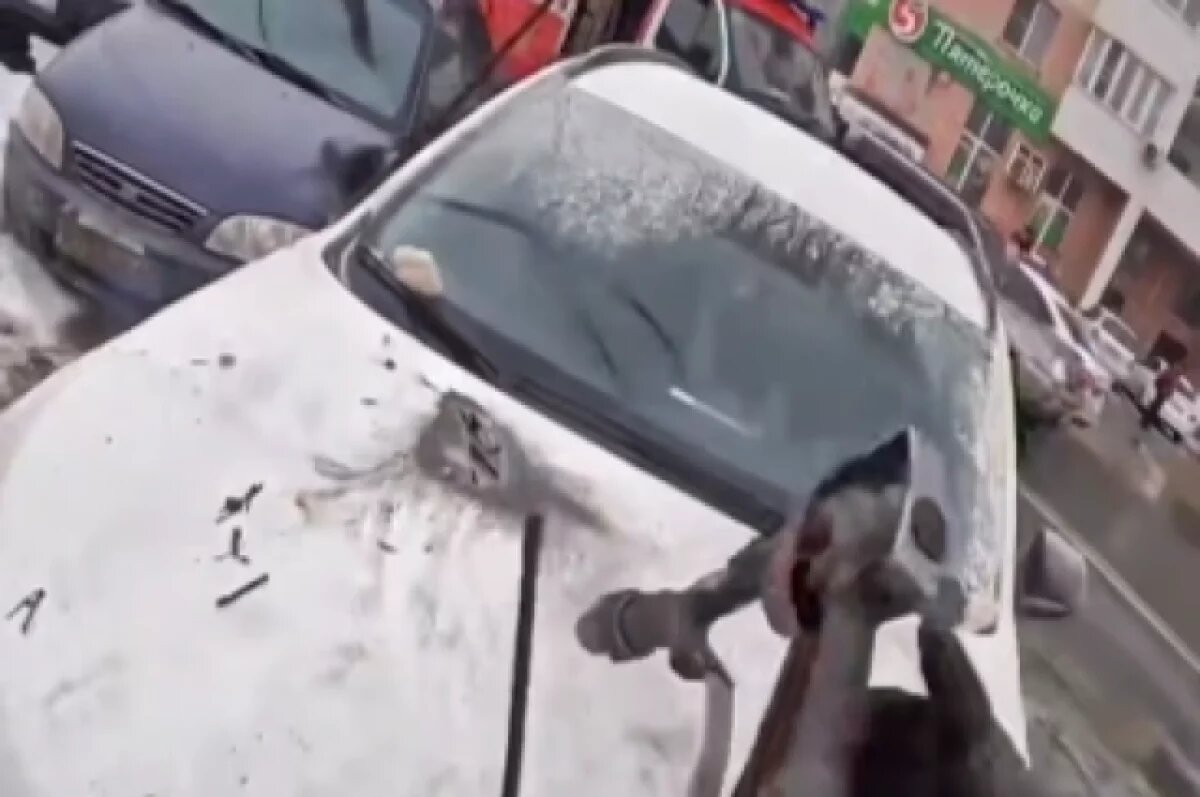    Оголённый провод рухнул на кроссовер в Самаре и прожёг капот насквозь