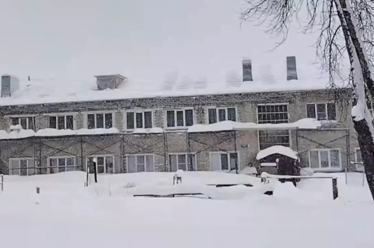    Жильцы дома в Смоленском измеряют трещины шпажками