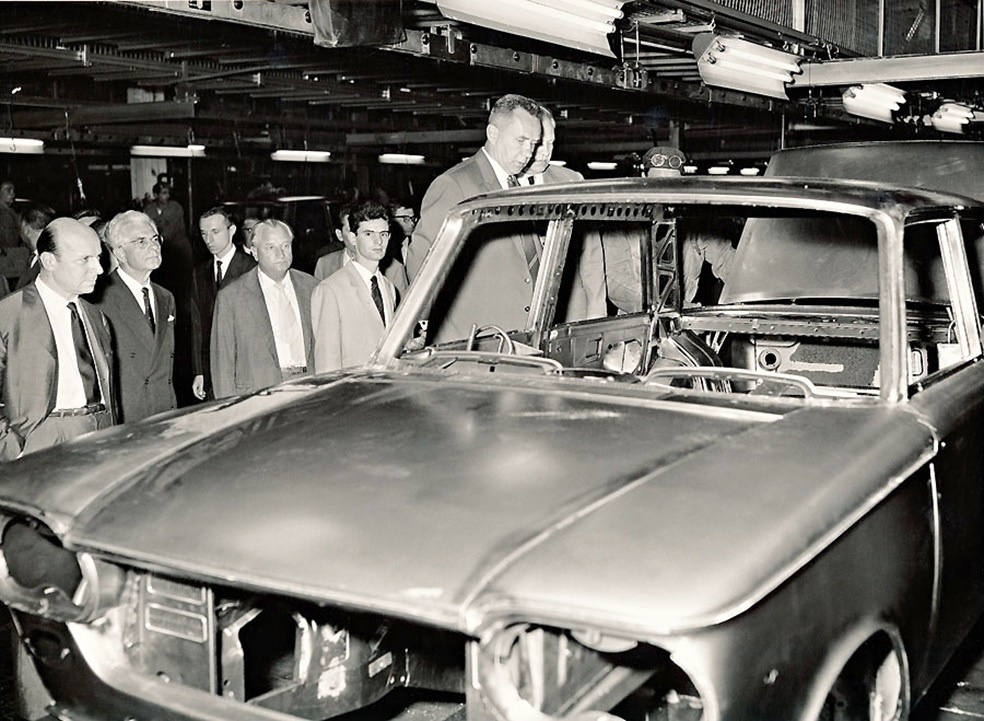 Алексей Косыгин осматривает производство автомобилей. Фото из открытых источников